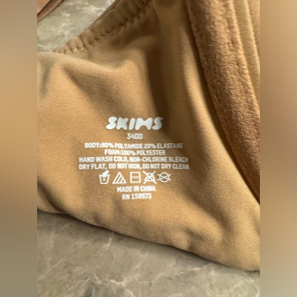 SKIMS FITS EVERYBODY
PLUNGE BRA - Picture 10 of 11